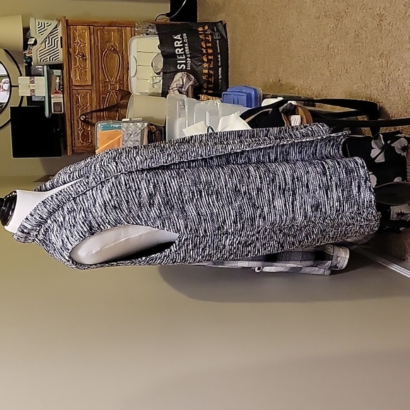 Gap sleeveless open cardigan- marked black and white - Picture 3 of 7